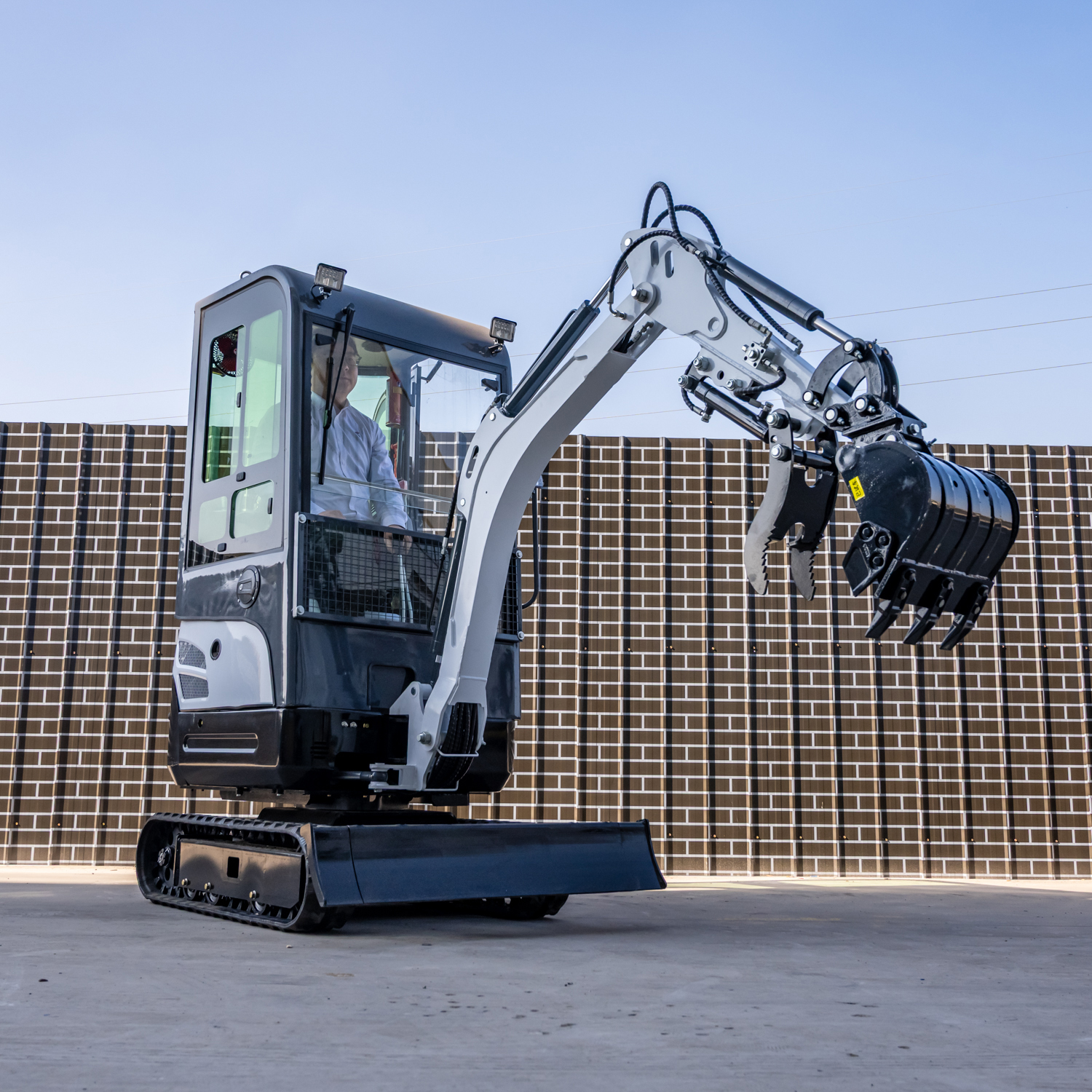 Mini Excavator 1.5Tons Pilot C - مراجعة Tractor Backhoe وسعره